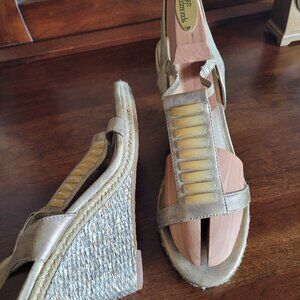 Anne Klein burnished gold wedge sandal size 8